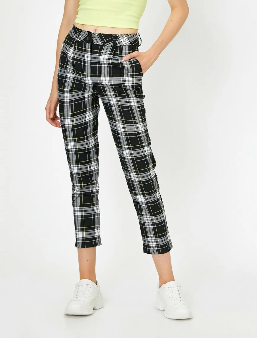 16301 Black Check Cropped Trousers